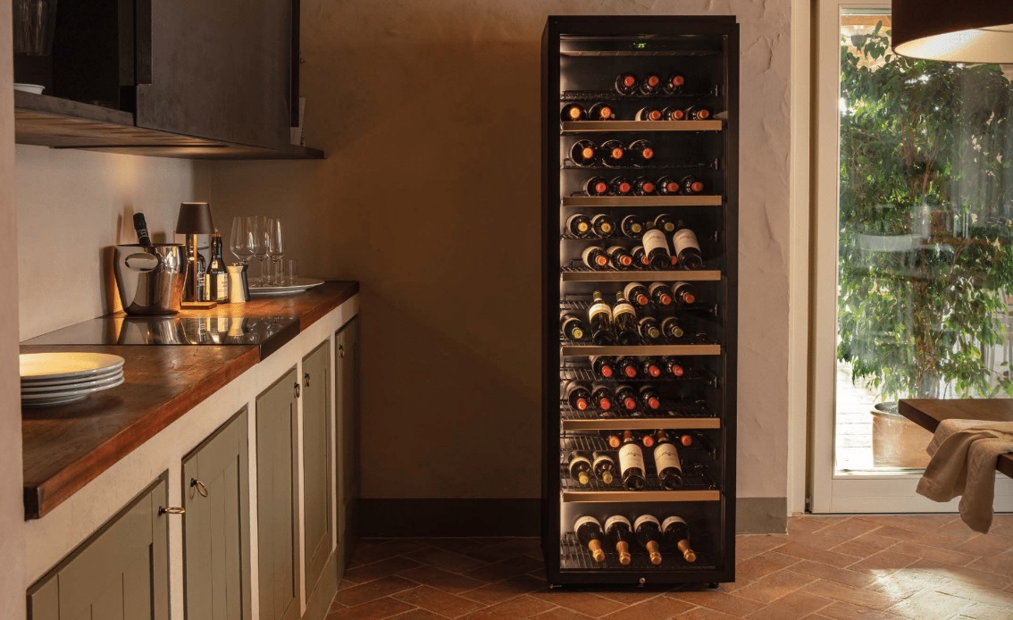 Cantinetta refrigerata per vino con bottiglie coricate su più ripiani